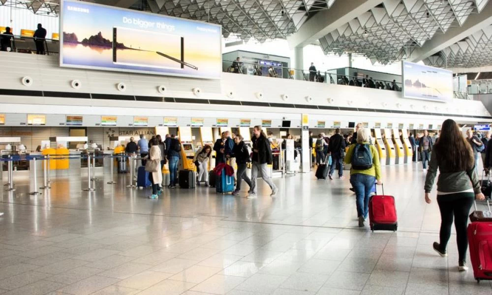 Τραγελαφικό περιστατικό στη Γερμανία: 75χρονη αρνήθηκε να βάλει μάσκα σε αεροπλάνο και δάγκωσε... αστυνομικό